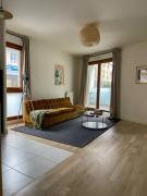 Colorful minimalist apartment 10min away from Paris