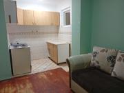 Zuta kuca na kraj sela