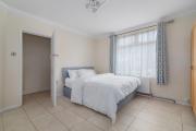 Roses Lodge, 8 Guests, 10 mins walk to Barking Station, 1 Free Parking Space Roses Lodge, 8 Guests, 10 mins walk to Barking Station, 1 Free Parking Space