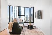 Stylish Southbank 2BR Apt with Bay Views, Pool and Gym