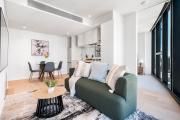 Stylish Southbank 2BR Apt with Bay Views, Pool and Gym