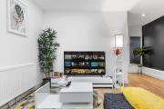 Modern 2-Bed London Home with Garden & Free Parking-Just 15 Mins to Central London! Sleeps 6 People - Save 20 Percent on Long Stays!