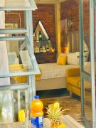 Champagne apartment on Main