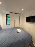 The Peacock studio 7 mins from Luton airport