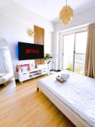 Zinnia Towers 1BR Condo with PS4 Karaoke Netflix & Swimming Pool