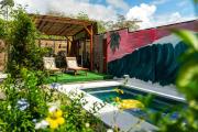 Hotel Near Playa Jaco with Pool, Gym and Pickleball