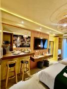 Crib2Go Lupita Suite with City Street View