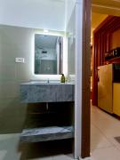 Crib2Go Lupita Suite with City Street View