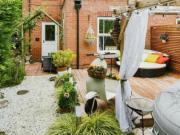 Cosy Garden Flat, Private Hot Tub & Four Poster Bed Cosy Garden Flat, Private Hot Tub & Four Poster Bed