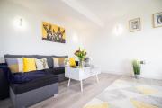 18CB 2 bedroom Apartment, Sleeps 4, Long Stays, Free Parking in a great location