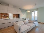 Elegante e luminoso appartamento con box auto a pochi passi da metropolitana M4