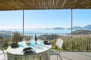 "Pini House", inside a Private Park, shared Pool, Tennis, AC, Parking next home and Parking in Lerici!