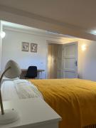 Pevac, Rooster, apartment