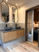 Tiny House dans les Bois Une Évasion Cozy pour Deux !