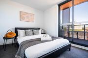 Modern 2B Apt with Views Near Swinburne University