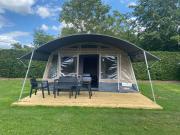 Lodge tent hondje met privé sanitair