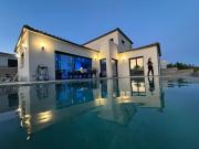 Magnifique maison de village avec piscine chauffée et jacuzzi Magnifique maison de village avec piscine chauffée et jacuzzi