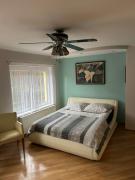 Pokój z łazienka i balkonem