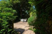 Bright Cozy Garden Retreat w Fast Wifi & 5min to Tube Subway Metro & Close to Park & Street Parking P4P