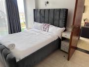 Cozy with amazing city skyline and infinity pool