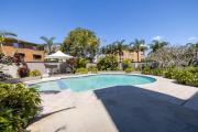 Florentine, 8 11 Columbia Close - opposite the beach with Air con and water views