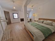 Habitación amplia y tranquila con baño privado en piso compartido