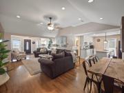 Cheerful 5-bedroom wScreened Patio, Sleeps 10 in the heart of Fremont!