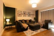 Stylish 5-BR Home, 3 Bathrooms Sleeps 7, Free Super Fast Wi-Fi & FREE Parking