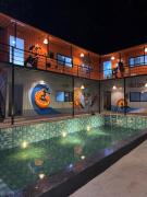 Half Orangee Party Stay with Free Swimming Pool, Free Game Room, Free Parking Next to Vagator Beach-Near to Chapora Fort-Near to Hill Top