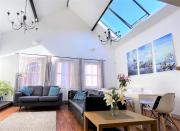 The Old Coach House: Luxury Harbourside Apartment
