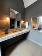 Luxe Suite, Near Station & Free WiFi