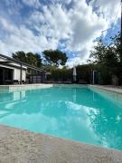 Charmante villa au brusc avec piscine à 10min à pied de la mer