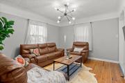 3 Bedroom Fenced Backyard Pets Welcome Sleeps 6