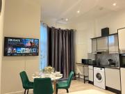 Charming Apartment in West Ealing, 12 Mins to Central London by Train, Free Parking, 8-Min Walk to Station