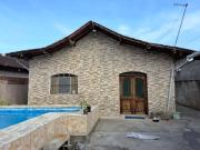 Casa com pisicna in Mongaguá