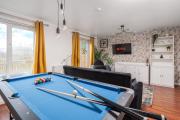 Coop Arena & Etihad - Free Parking - Pool Table