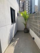 Apto com varanda e ótima localização