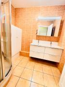 Cosy 2BR Apartment La Défense, 10min walk Metro