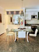 Apartamento a 300m Beira Mar-Meireles! Serviço Diário e Wi-fi 650Mb!