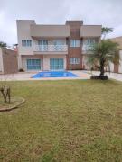 Casa com piscina em Caiobá a poucos metros da praia brava