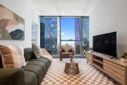 Stunning City and Bay Views Apt with Pool & Gym!