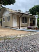 Casa completa a 90m da praia em Governador Celso Ramos