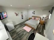 Islington Budget Rooms Bus Stop Outside Restaurants & Shops Easy Central London Access