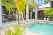 Sunhaven Palm Cove 3 Bedroom House with Pool, AC & Free Parking