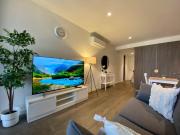 Queen Bed Luxury Parisian Paradise with Amazing City Views & Gym