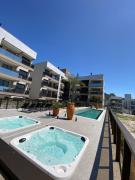 Apartamento Oasis do Atlantico HomeClub Palmas com Jacuzzi e Piscina