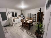 Logement sous maison habitée en face de la foret petite cour