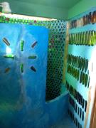 Casa de bambu e garrafas no litoral de Serra Grande