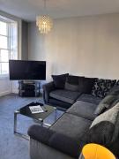 No1 Townhouse - Luxury Spacious 2 bedroom townhouse, central location