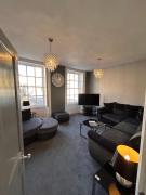 No1 Townhouse - Luxury Spacious 2 bedroom townhouse, central location